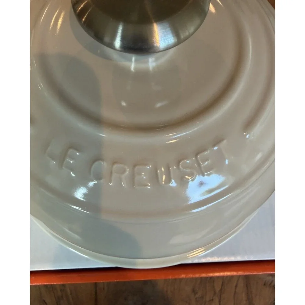 Le Creuset Signature Enameled Cast Iron 1.75 qt 9.5 in Bread Oven Meringue NEW